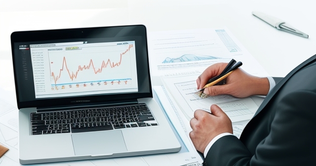 一堆債券與向上的趨勢圖表